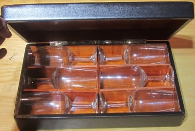 CAJA-6-COPAS-Y-FOTO-DE-BUQUE-ESCUELA-JUAN-SEBASTIAN-DE-ELCANO.jpg